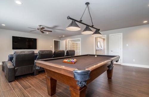 Mid America House | Stunning Luxury Lakefront Lodge! 8 BRs! Sleeps 32!