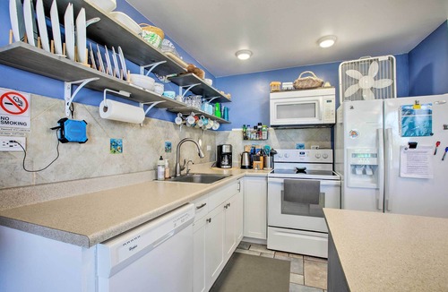 Makaha Condo | Stunning Makaha Condo w/Pool Access + Ocean View!