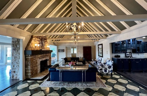 Lake Hamilton House | Stunning Manor on Lake Hamilton