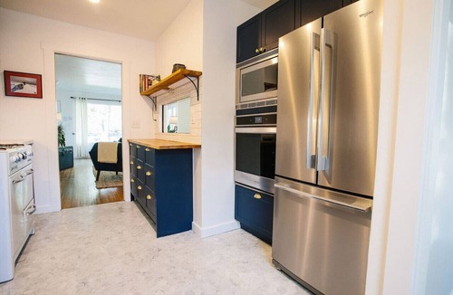 Livingston House | Stunning Mid-Century Oasis, Steps from Downtown