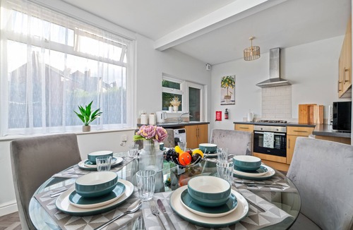 Doncaster House | Stunning Modern Home 4 mins from Racecourse