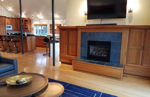 North Admiral House | Stunning, Modern Alki Beach View Home