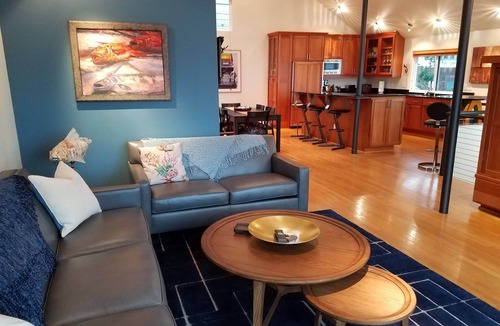 North Admiral House | Stunning, Modern Alki Beach View Home