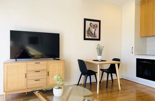 Hazelwood Park Apartment | Stunning Modern Self-contained Apartment