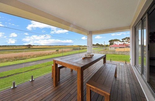 Narrawong Apartment | Stunning modern beach house