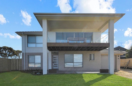 Narrawong Apartment | Stunning modern beach house