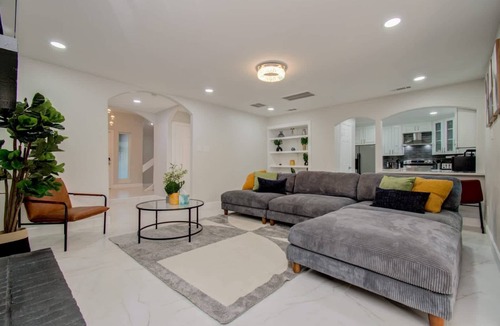 Houston House | Stunning Modern Dream Home, 5-BD, Sleeps 14
