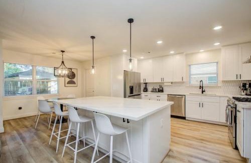 Westbury House | Stunning Modern Dream Home w Pool Grill Foosball