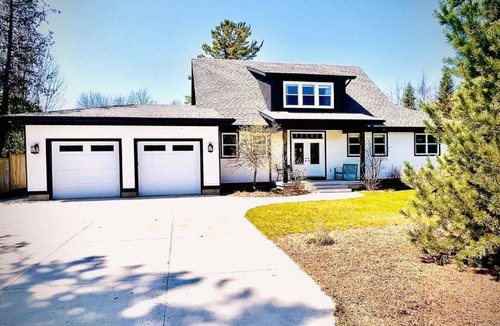 Southampton House | Stunning Modern Family Comfort Cottage Steps Away from Beach