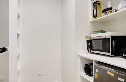 Bombay House | Stunning Modern Hillside Haven near Pukekohe