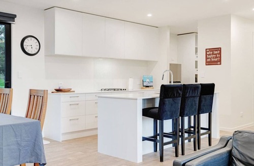 Bombay House | Stunning Modern Hillside Haven near Pukekohe