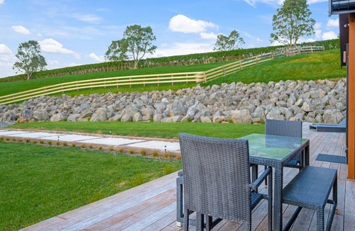 Bombay House | Stunning Modern Hillside Haven near Pukekohe