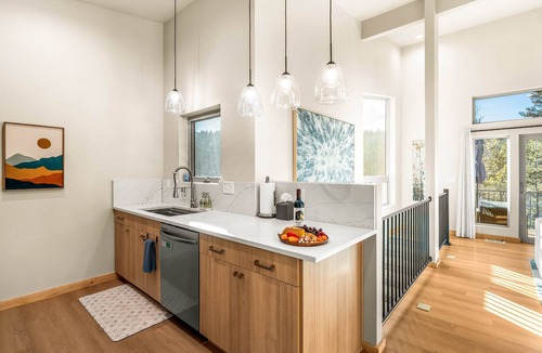 Rainbow Valley Cabin | Stunning Modern Mountain Retreat w/Hot Tub, Fire Pit