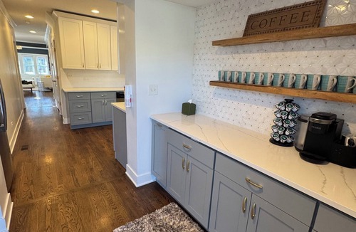 Forest Park House | Stunning Modern & Spacious Sleeps 16 in Forest Park