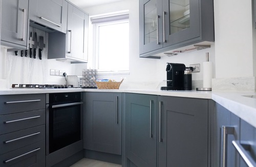 Seafront Apartment | Stunning modern space with harbour views & free parking