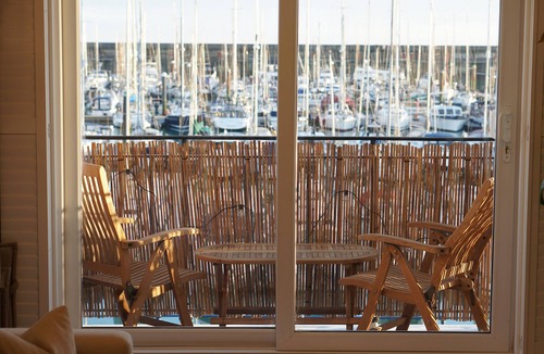 Seafront Apartment | Stunning modern space with harbour views & free parking