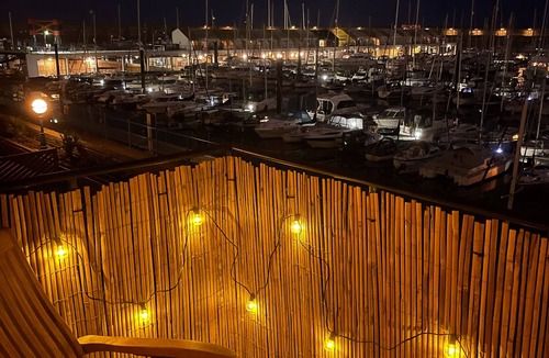 Seafront Apartment | Stunning modern space with harbour views & free parking