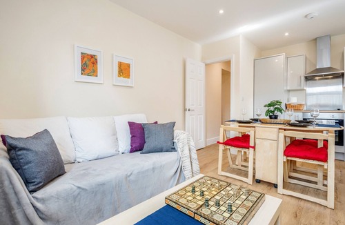 Stockcross Apartment | Stunning, Modern, Spacious Flat with Free Parking, Rural