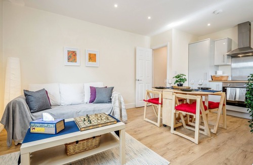 Stockcross Apartment | Stunning, Modern, Spacious Flat with Free Parking, Rural