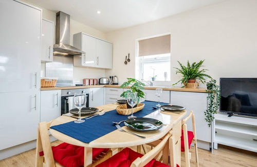 Stockcross Apartment | Stunning, Modern, Spacious Flat with Free Parking, Rural