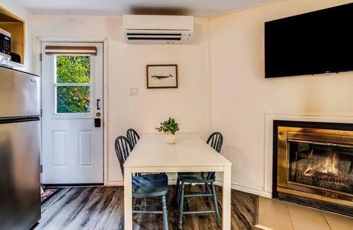 Dwight House | Stunning modern waterfront cottage in Muskoka - Tumble Inn