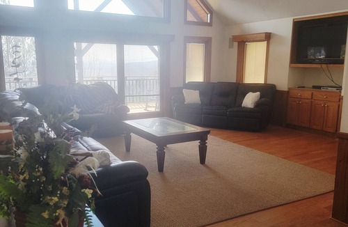 Columbus Other | Stunning Mountain Farm Getaway