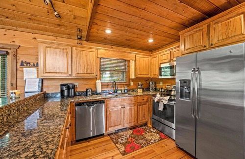 Mineral Bluff House | STUNNING mountain views facing sunset, hot tub, 3 king bedrooms + attached baths
