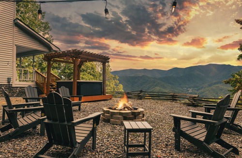 Stecoah Cabin | Stunning Mountain Views with Hot Tub & 2 King Suites! Private & Peaceful.