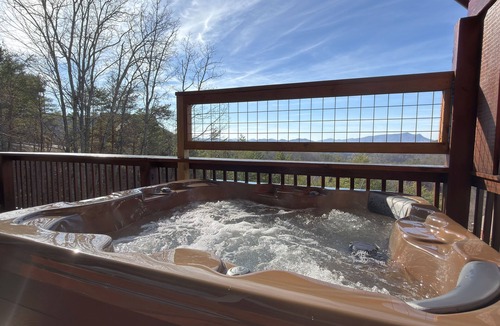 Sevierville Cabin | Stunning Mtn View/Dollywd Nightly Fireworks Seen On Deck Jun 15 - Aug 2/Hot Tub