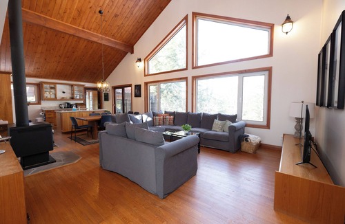 Windermere Cottage | Stunning Muskoka Waterfront Cottage on 3 Mile Lake!