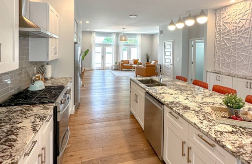 The Gate House | Stunning New 5BDR House. Modern & Spacious. Minutes to Top Golf & Downtown