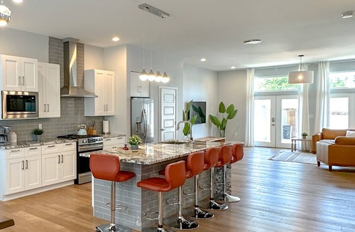 The Gate House | Stunning New 5BDR House. Modern & Spacious. Minutes to Top Golf & Downtown