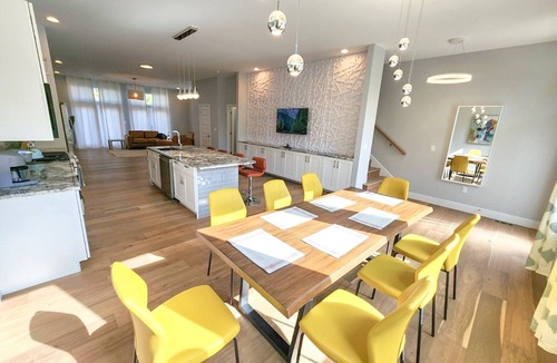 The Gate House | Stunning New 5BDR House. Modern & Spacious. Minutes to Top Golf & Downtown