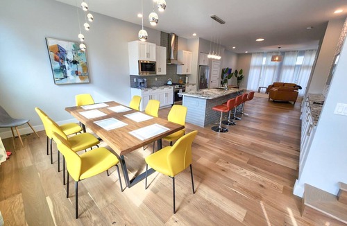 The Gate House | Stunning New 5BDR House. Modern & Spacious. Minutes to Top Golf & Downtown