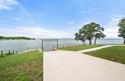 Streetman House | Stunning, New Lakefront Home with Private Boat Ramp
