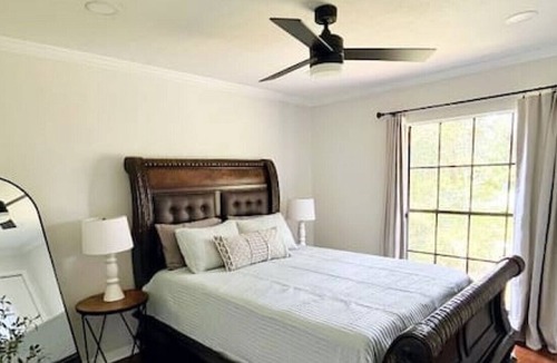 Bloomingdale House | Stunning Oaks Estate