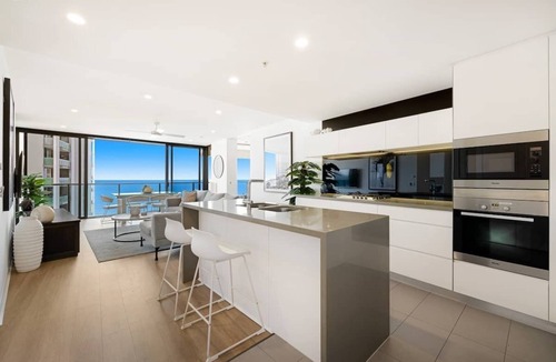 Broadbeach Apartment | Stunning Ocean Views 20th floor Oracle Tower 1