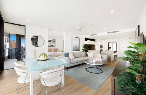 Broadbeach Apartment | Stunning Ocean Views 20th floor Oracle Tower 1