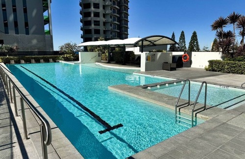 Broadbeach Apartment | Stunning Ocean Views 20th floor Oracle Tower 1