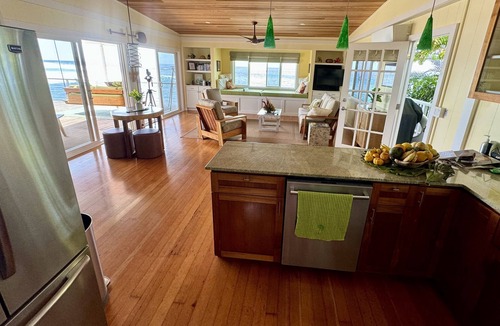 Kahaluu Bay House | Stunning oceanfront cottage