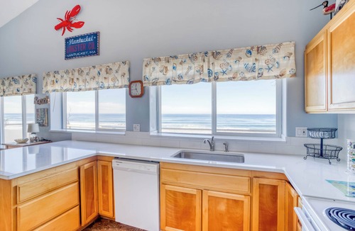 Lincoln Beach House | Stunning Oceanfront with Private Beach Access, Bonus Room, & Hot Tub