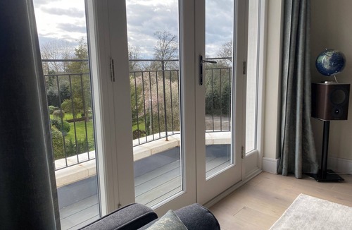 Berrylands Apartment | Stunning One Bedroom Luxury Apartment 5 min from Station