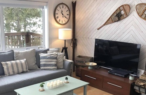 Sebright Cottage | Stunning Open Concept Viceroy Chalet Style Cottage on Lake Dalrymple.