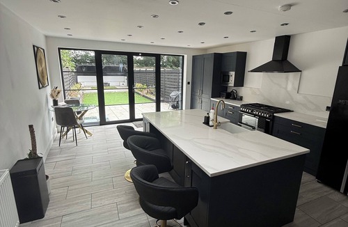 Ponders End House | Stunning Open Plan 3- bedroom house