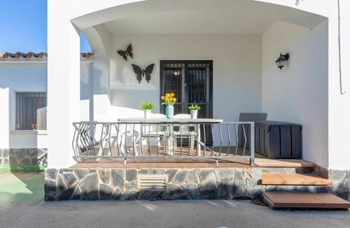 Castello d'Empuries House | Stunning private villa for 6 guests with WIFI, A/C, private pool, TV, patio and pets allowed