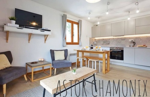 Chamonix City Centre Apartment | Stunning panoramic view, Cham centre, Pkg & WIFI