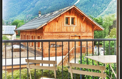 Chamonix City Centre Apartment | Stunning panoramic view, Cham centre, Pkg & WIFI