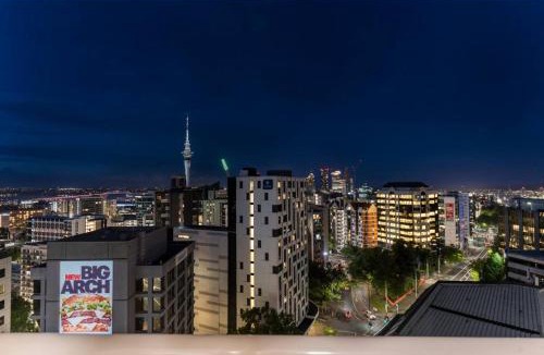 Grafton Apartment | Stunning Panoramic Cityscape Abode near CBD
