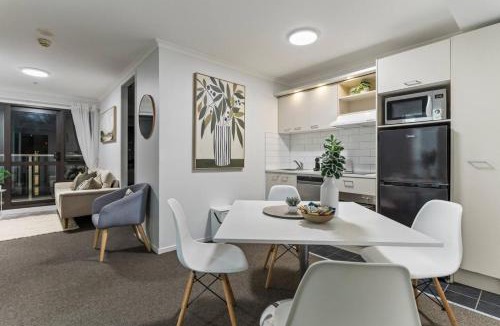 Grafton Apartment | Stunning Panoramic Cityscape Abode near CBD