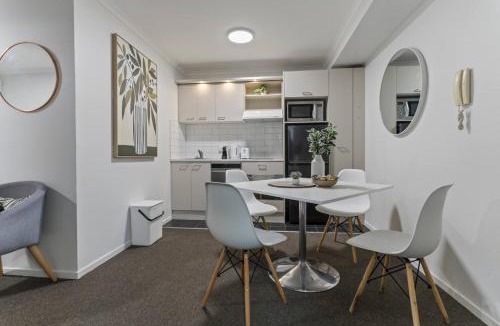Grafton Apartment | Stunning Panoramic Cityscape Abode near CBD